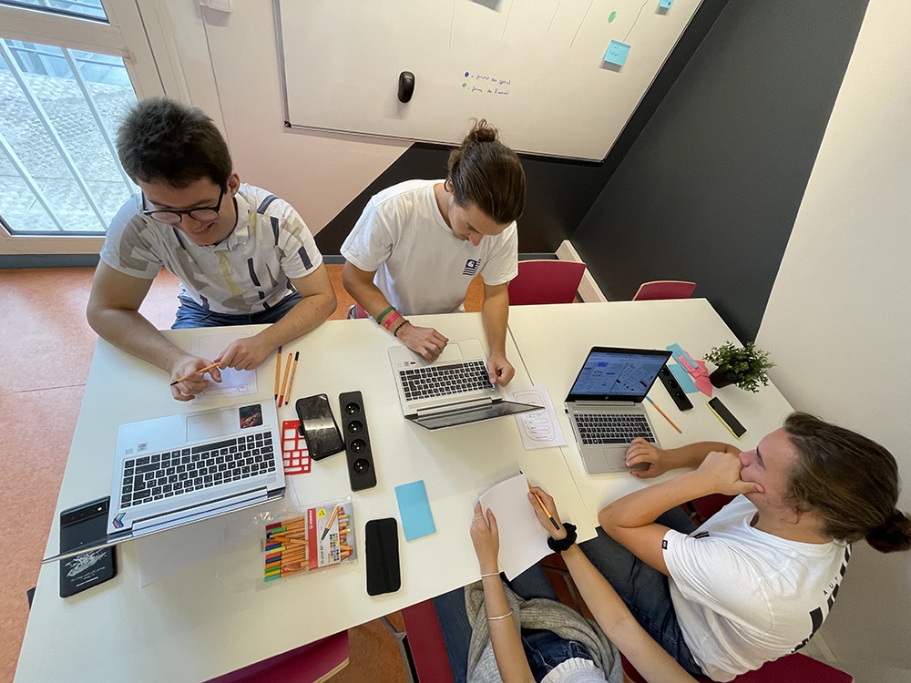 Etudiants en piscine