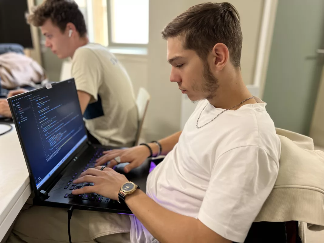 Un étudiant d'Epitech Digital School en deuxième année en pleine reflexion pour la piscine DATA